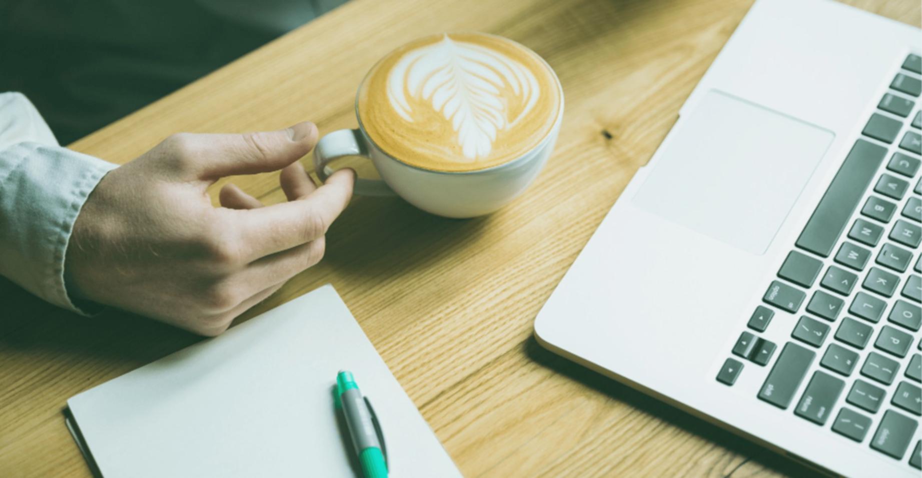 Espace de travail moderne avec documentation et outils de planification budgétaire