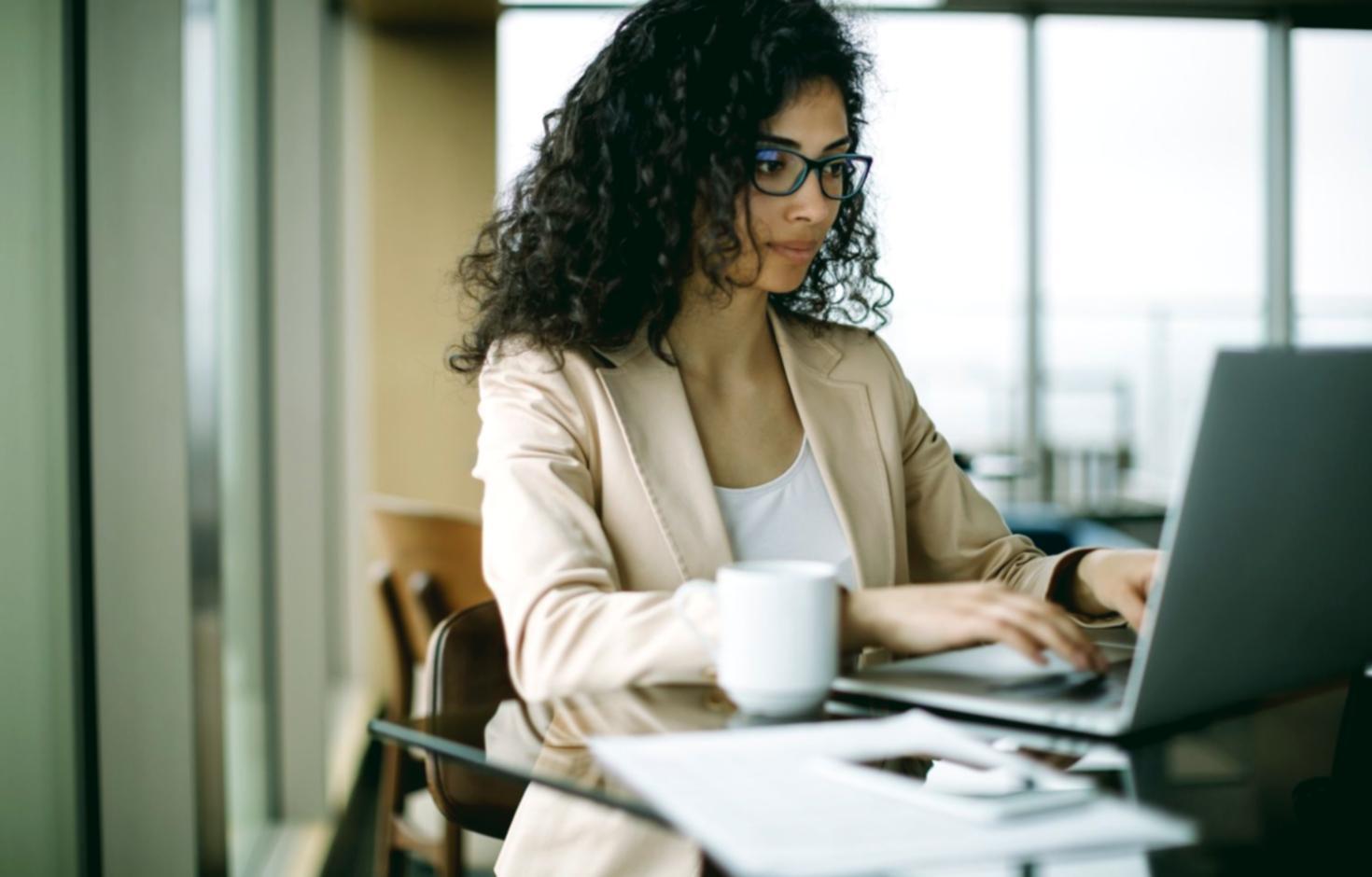 Planification budgétaire avec documents financiers et calculatrice